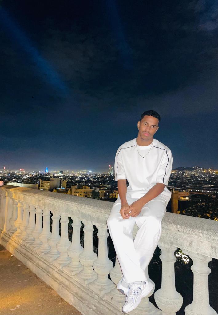 687123603: Chico busca chica en Barcelona