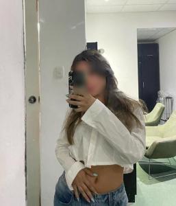 661167209: Chica busca chico en Almería