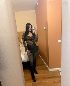 613830783: Chica busca chico en Gerona