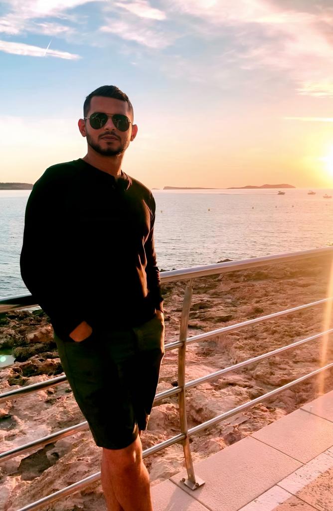 Chico busca chica en Ibiza: 
