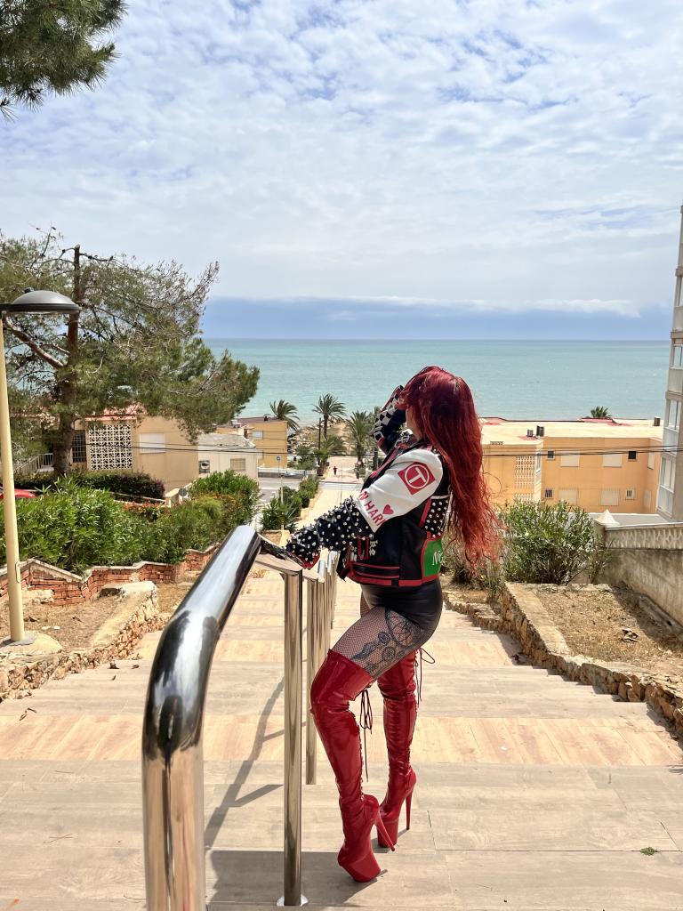 Chica busca chico en Alicante: Chica busca chico