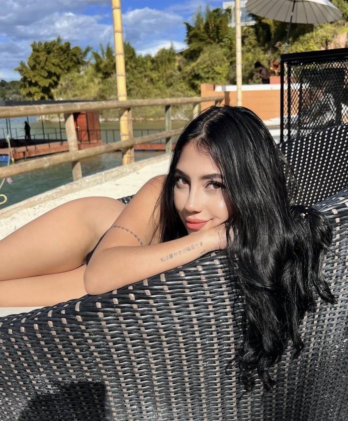 697319639: Chica busca chico en Gerona