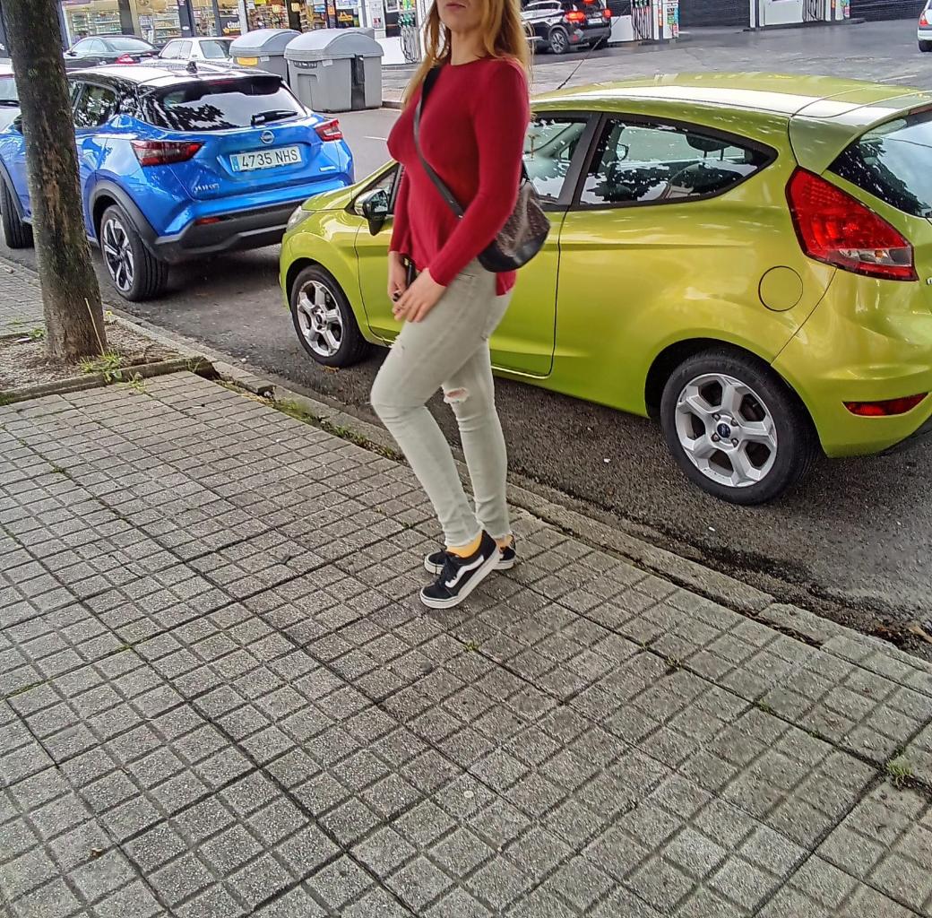 643698579: Chica busca chico en La Coruña