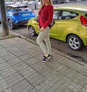 643698579: Chica busca chico en La Coruña