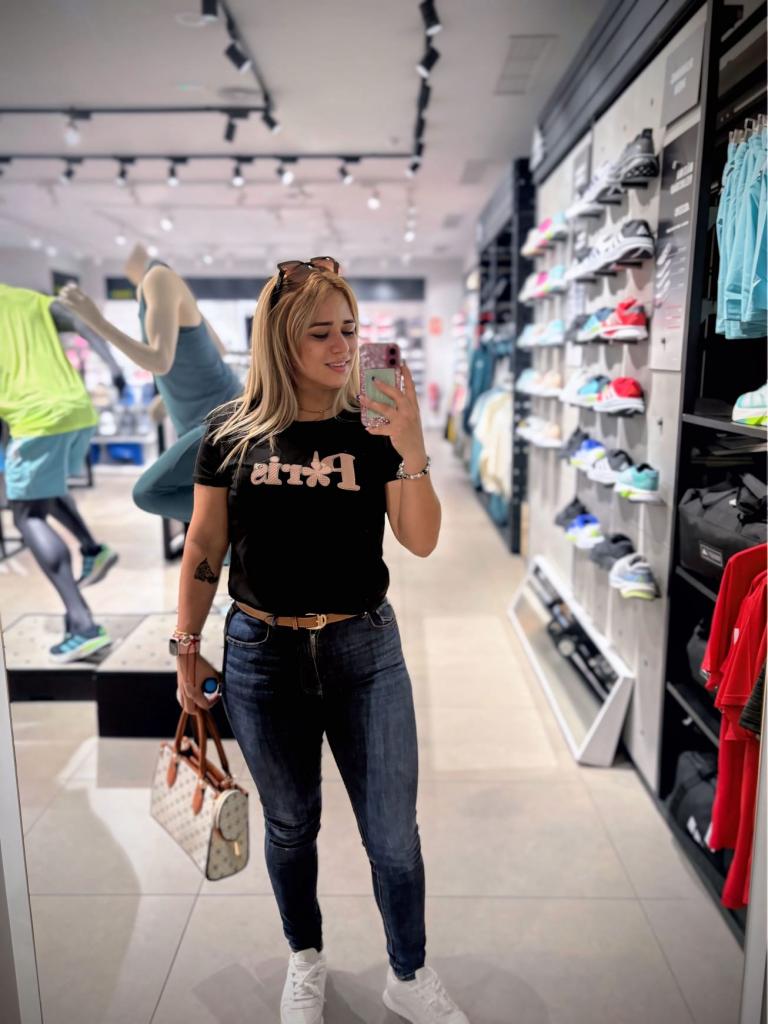 692837792: Chica busca chico en Málaga