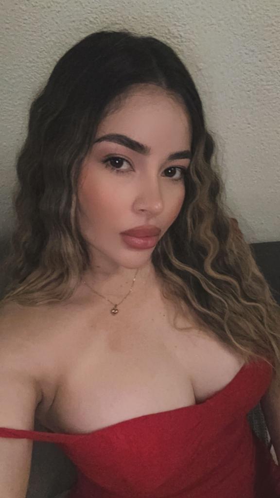 697319639: Chica busca chico en Gerona