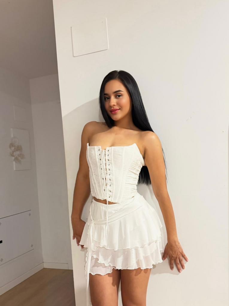 677396327: Chica busca chico en Gerona