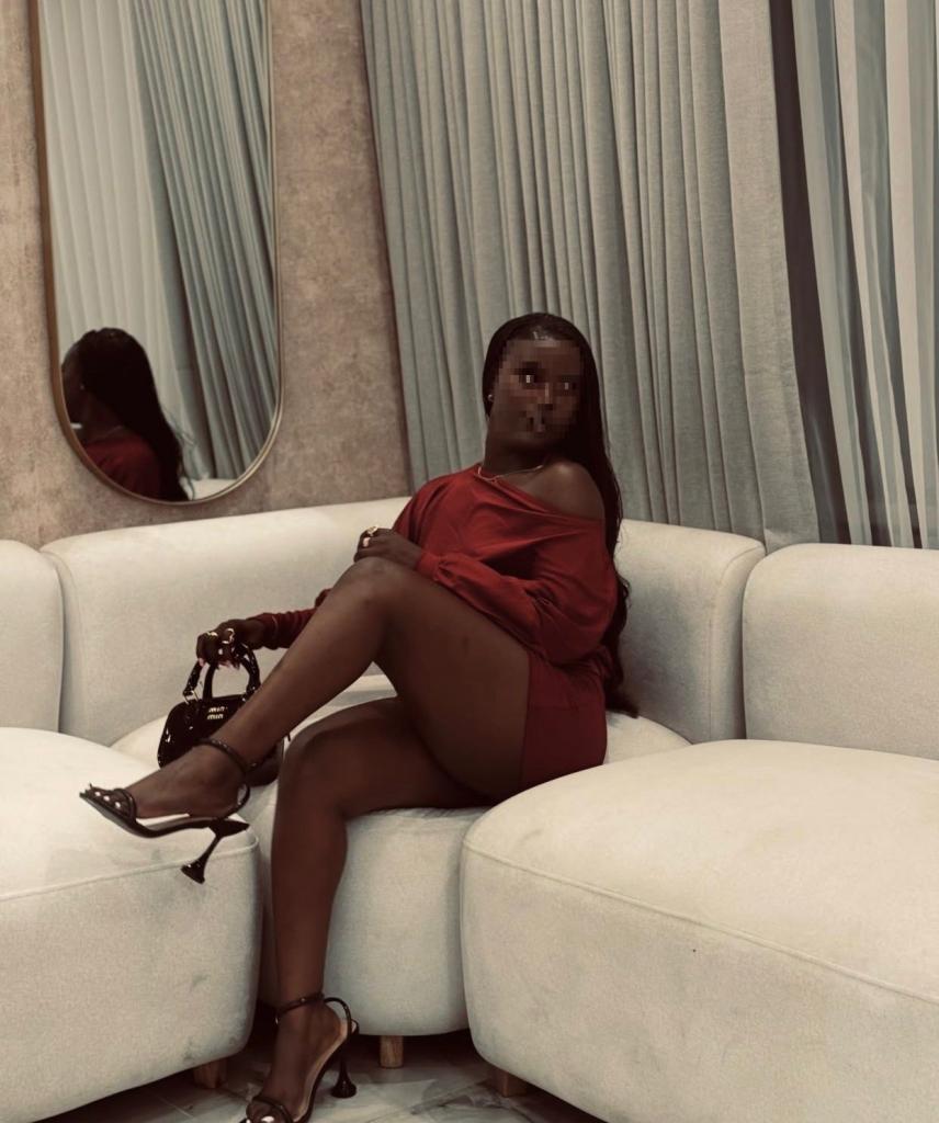 745035969: Chica busca chico en Barcelona