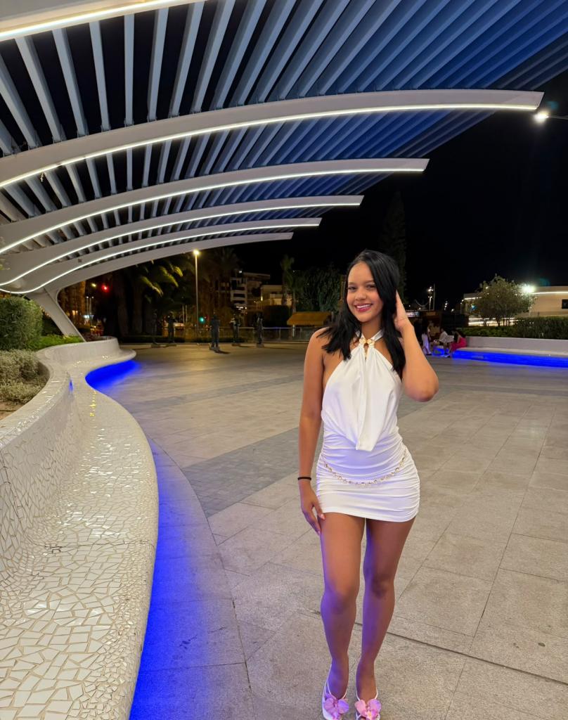 697960655: Chica busca chico en Madrid