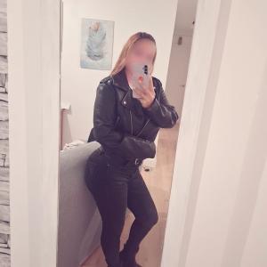 610686294: Chica busca chico en Sevilla