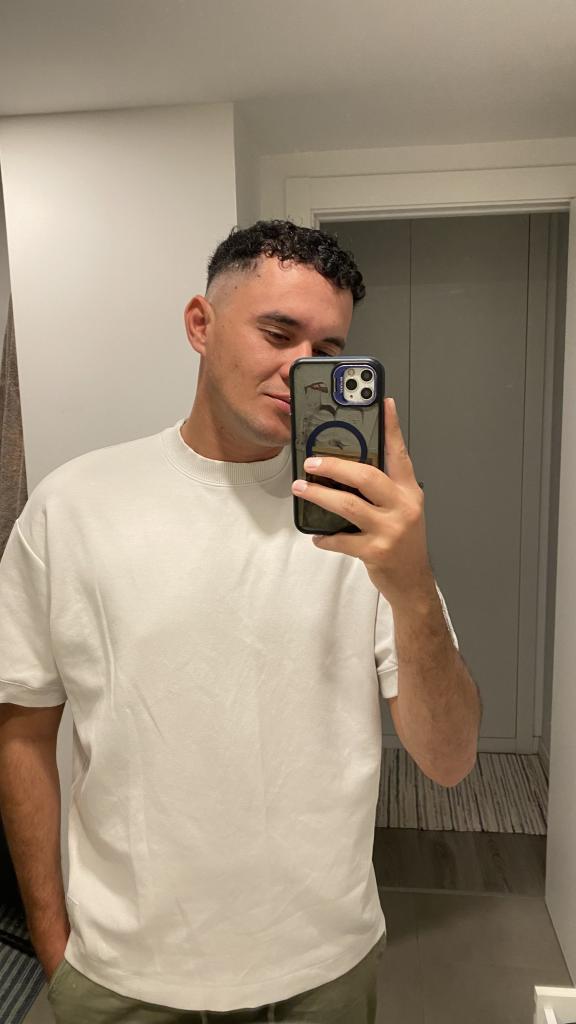 Chico busca chica en Sevilla: 