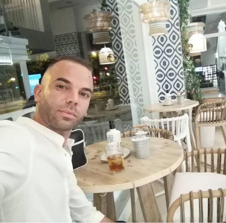 Chico busca chica en Sevilla: 