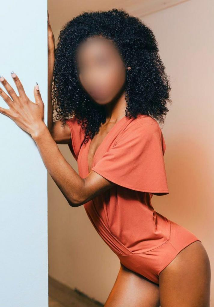 643457305: Chica busca chico en Mallorca