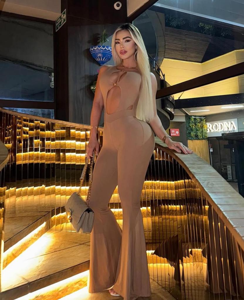 670884103: Chica busca chico en La Coruña