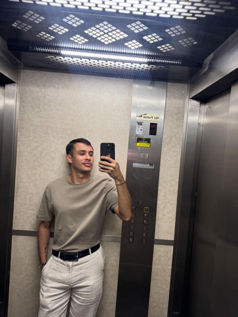 Chico busca chica en Sevilla: 