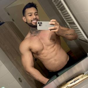 647045713: Chico busca chica en Barcelona