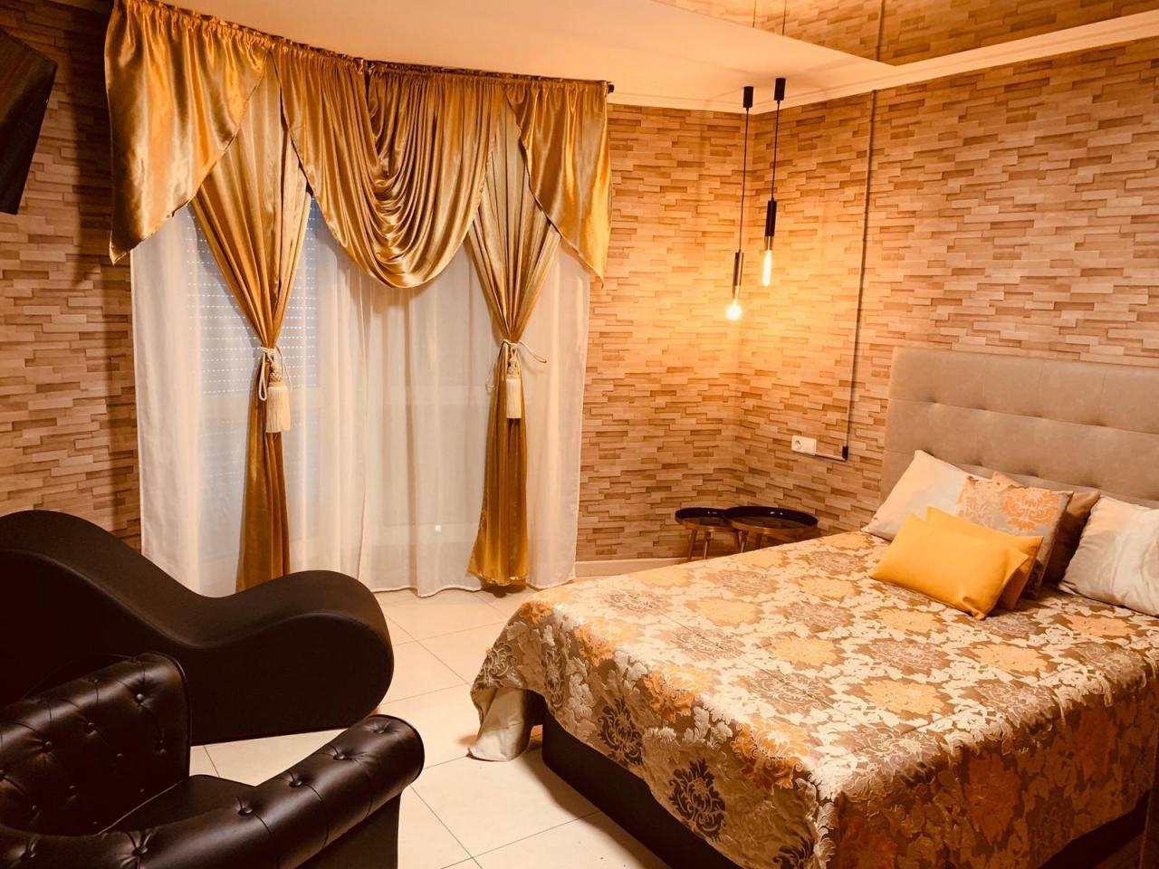 664874220: Chica busca chico en Madrid