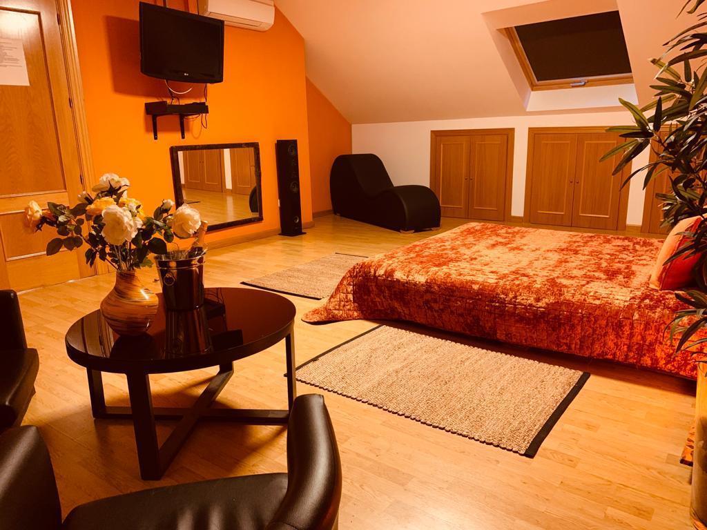 664874220: Chica busca chico en Madrid