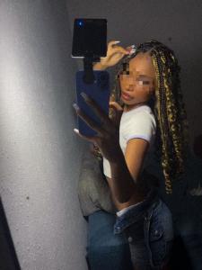 663207952: Chica busca chico en Gerona