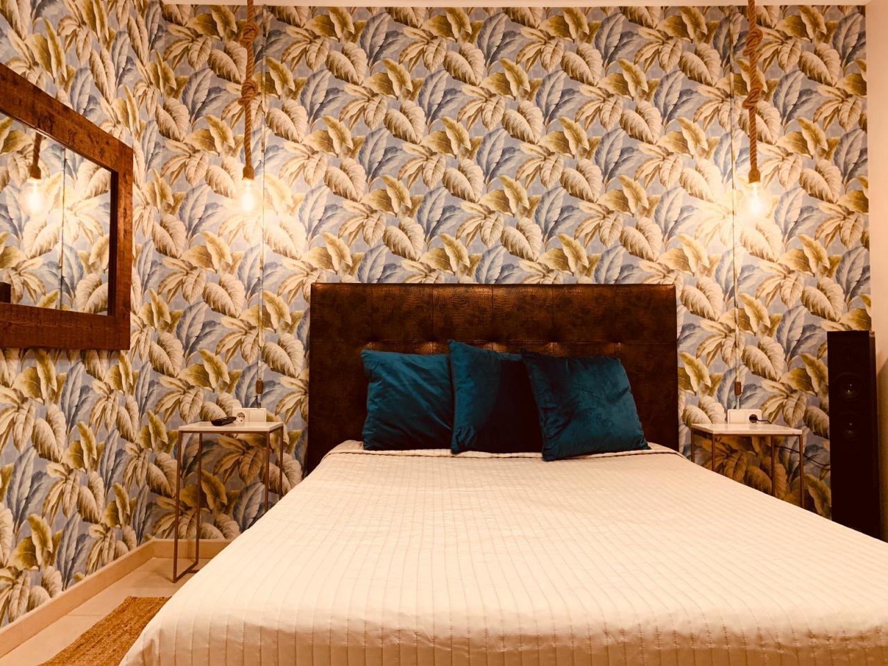 664874220: Chica busca chico en Madrid