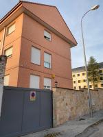 664874220: Chica busca chico en Madrid