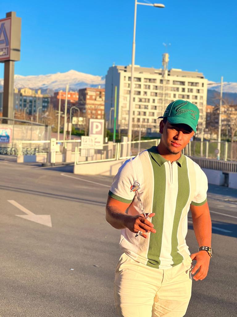 Chico busca chica en Granada: 