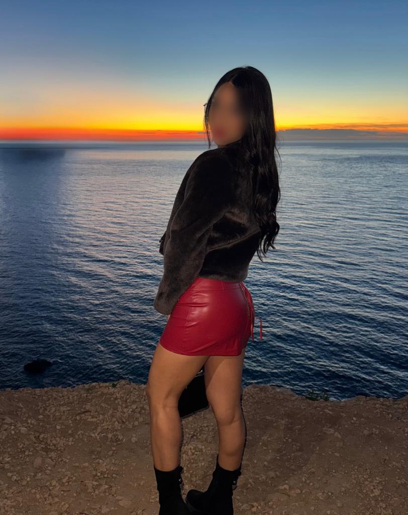 672305849: Chica busca chico en Ibiza