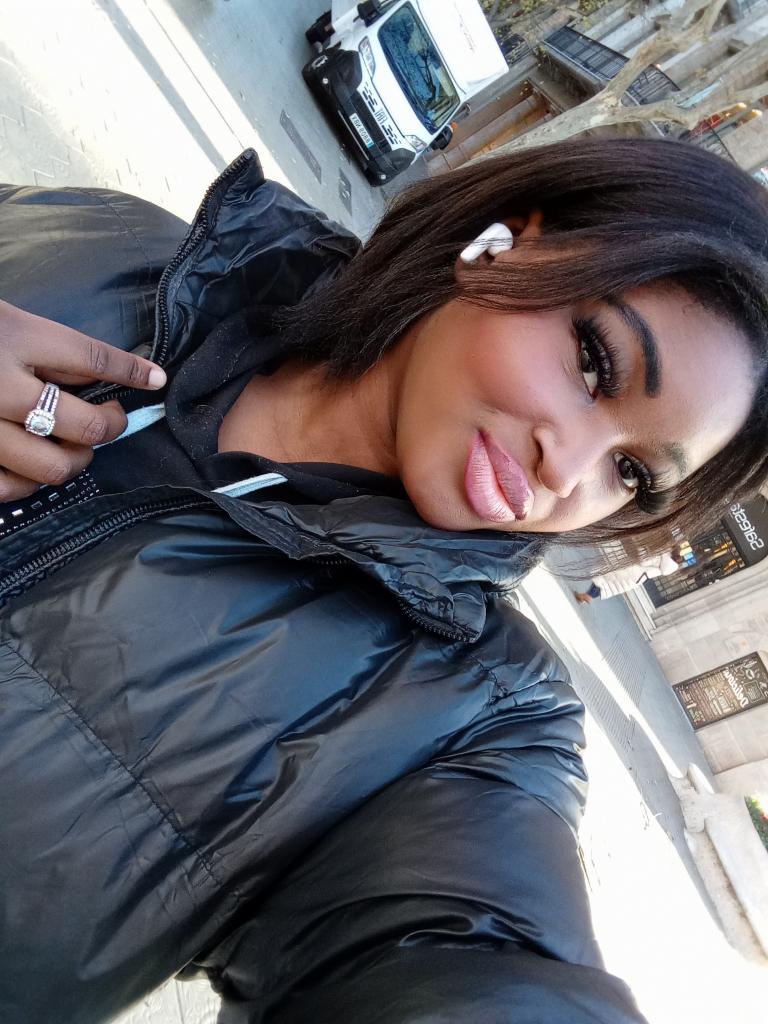 604220715: Chica busca chico en Barcelona