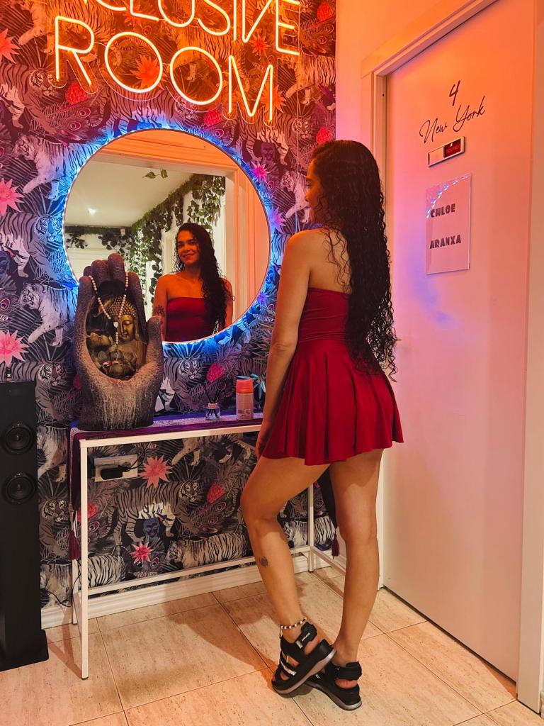 617746381: Chica busca chico en Madrid