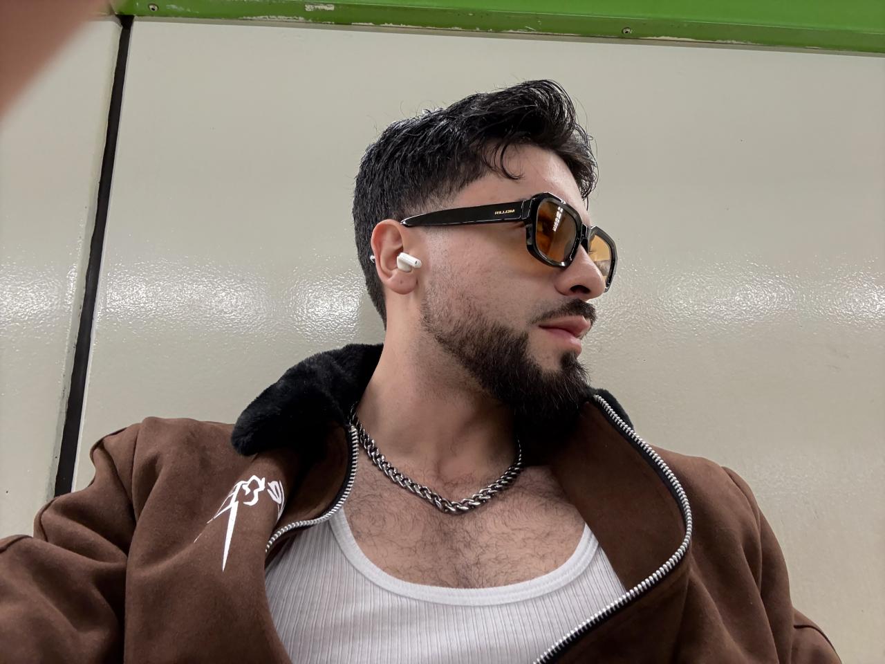 687356495: Chico busca chica en Barcelona