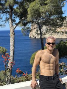 643752296: Chico busca chica en Barcelona