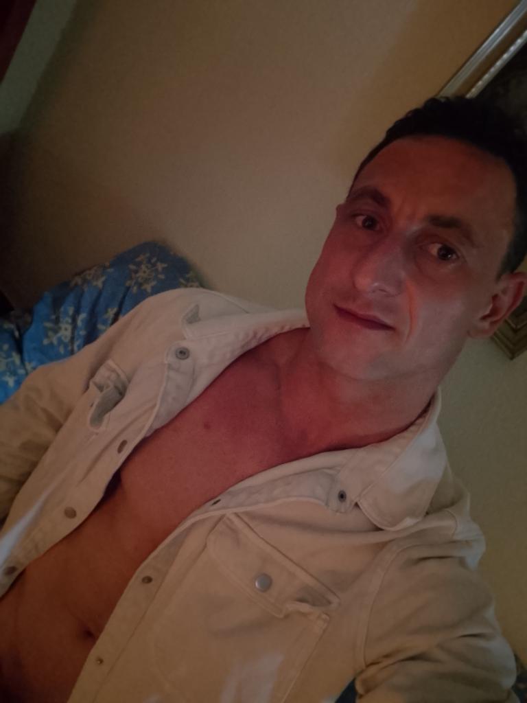 Chico busca chica en Sevilla: 