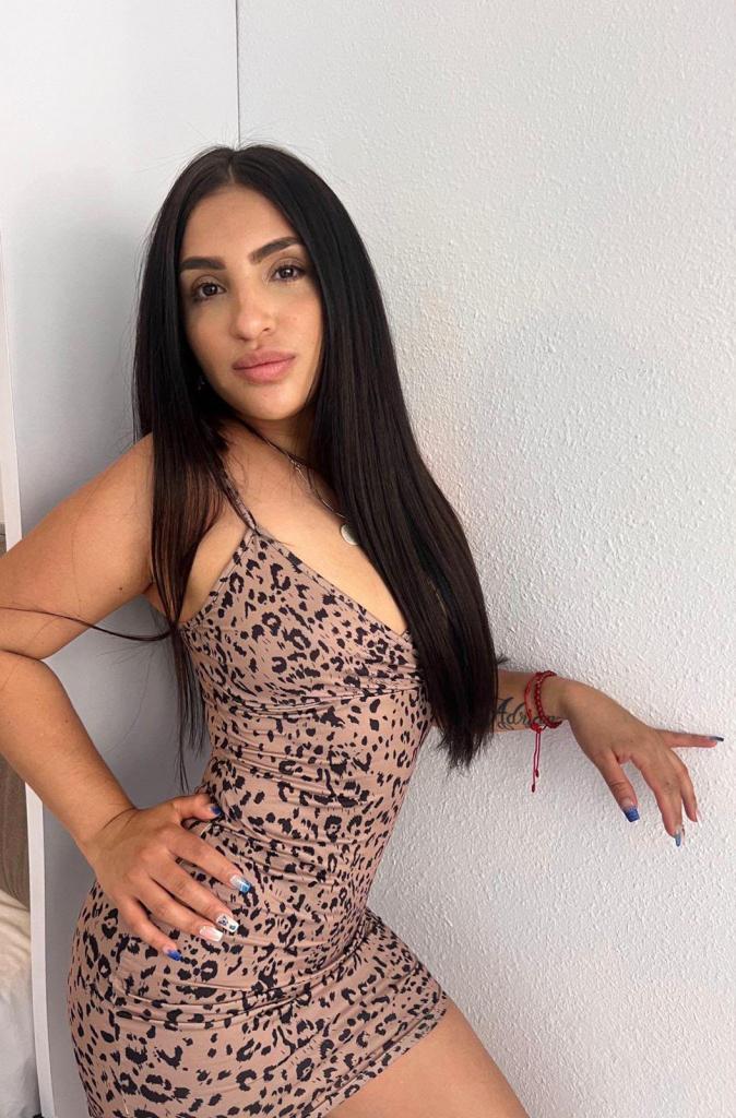 743015839: Chica busca chico en León