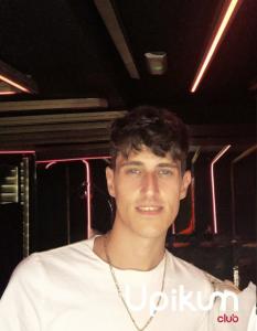 642339869: Chico busca chica en Barcelona