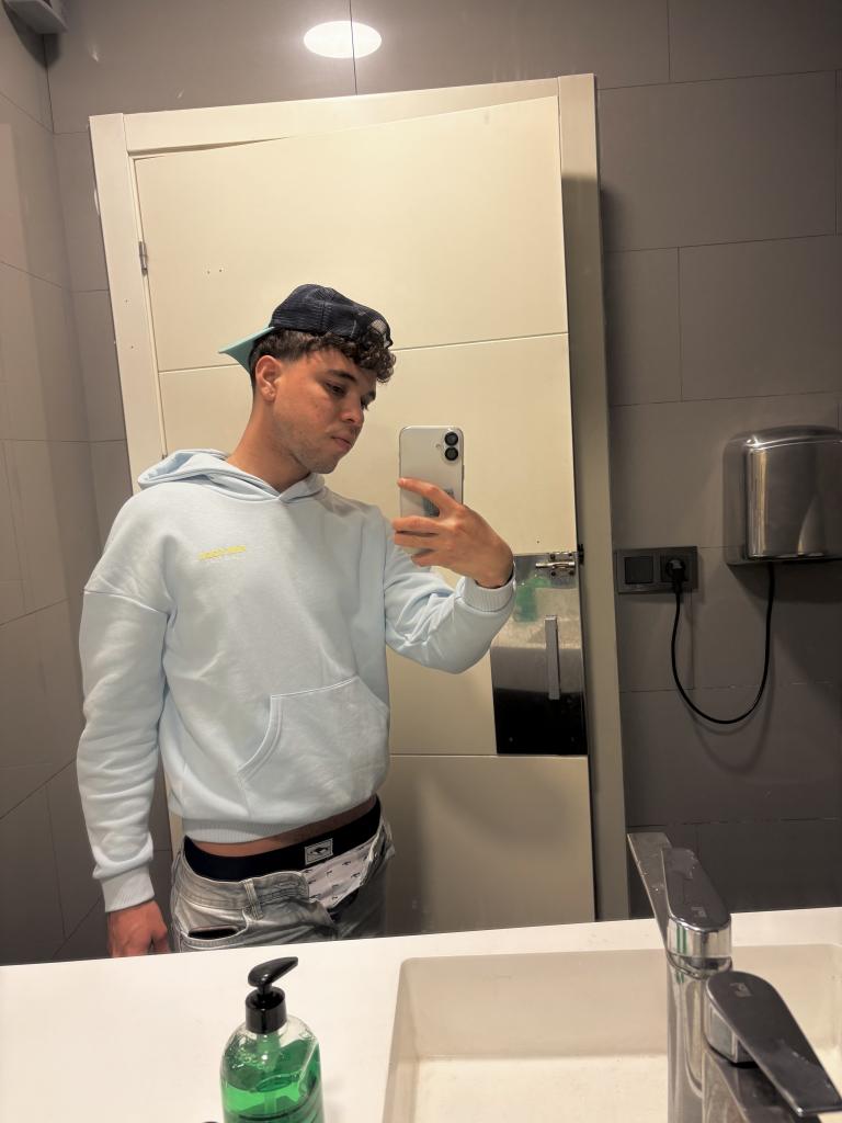 Chico busca chica en Sevilla: 