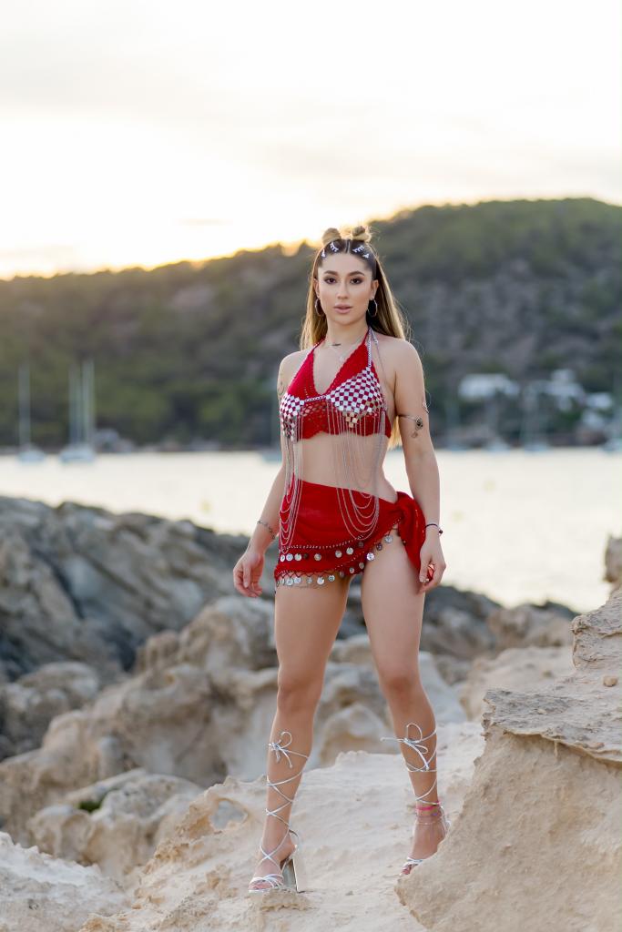 Chica busca chico en Ibiza: 