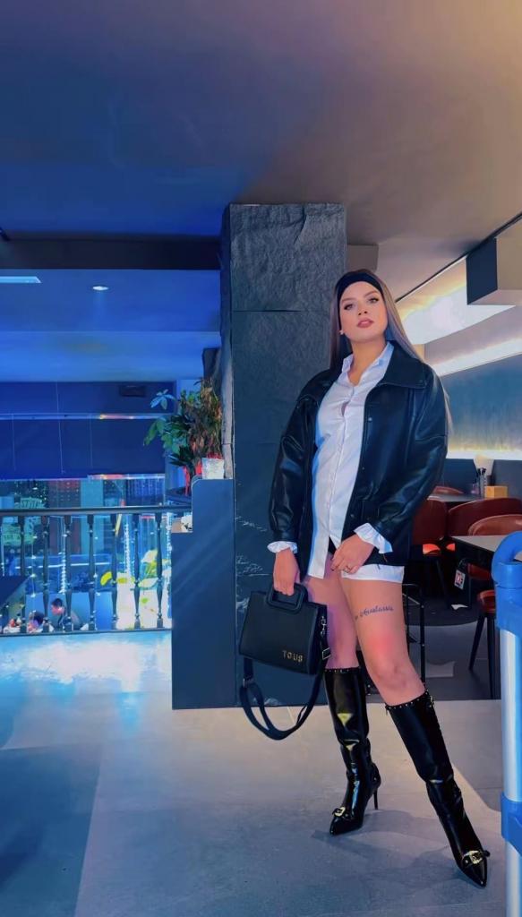 607296166: Chica busca chico en Barcelona