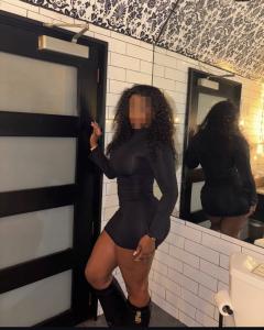 663583978: Chica busca chico en Barcelona