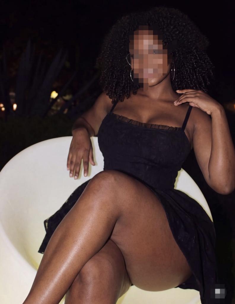 663583840: Chica busca chico en Barcelona