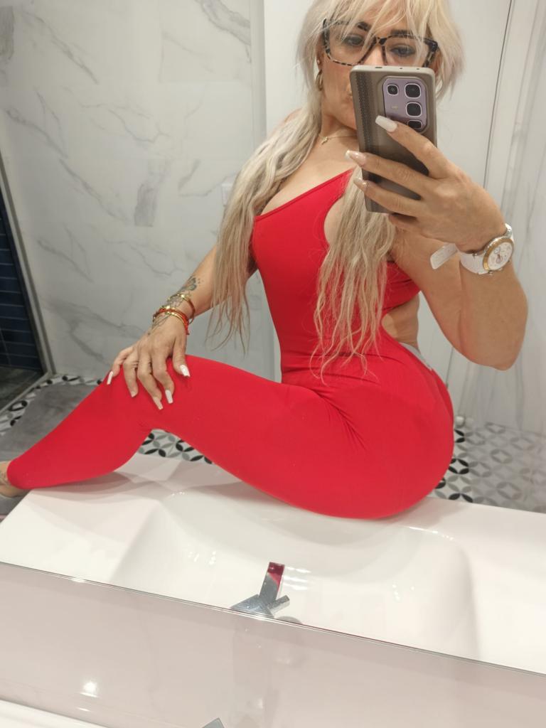 671547778: Chica busca chico en Barcelona