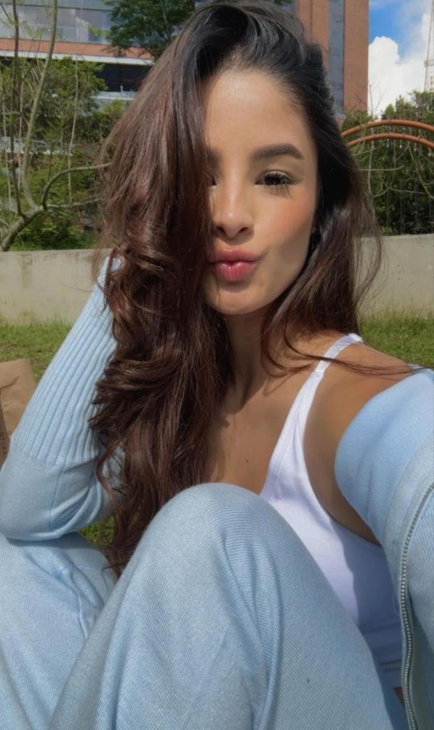 677493689: Chica busca chico en Ibiza