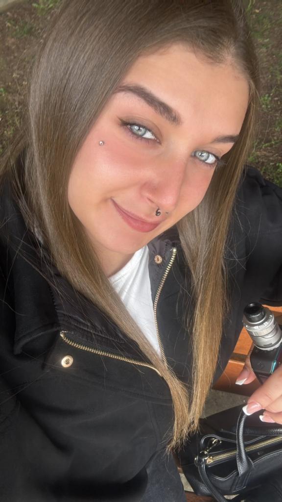 743016325: Chica busca chico en León