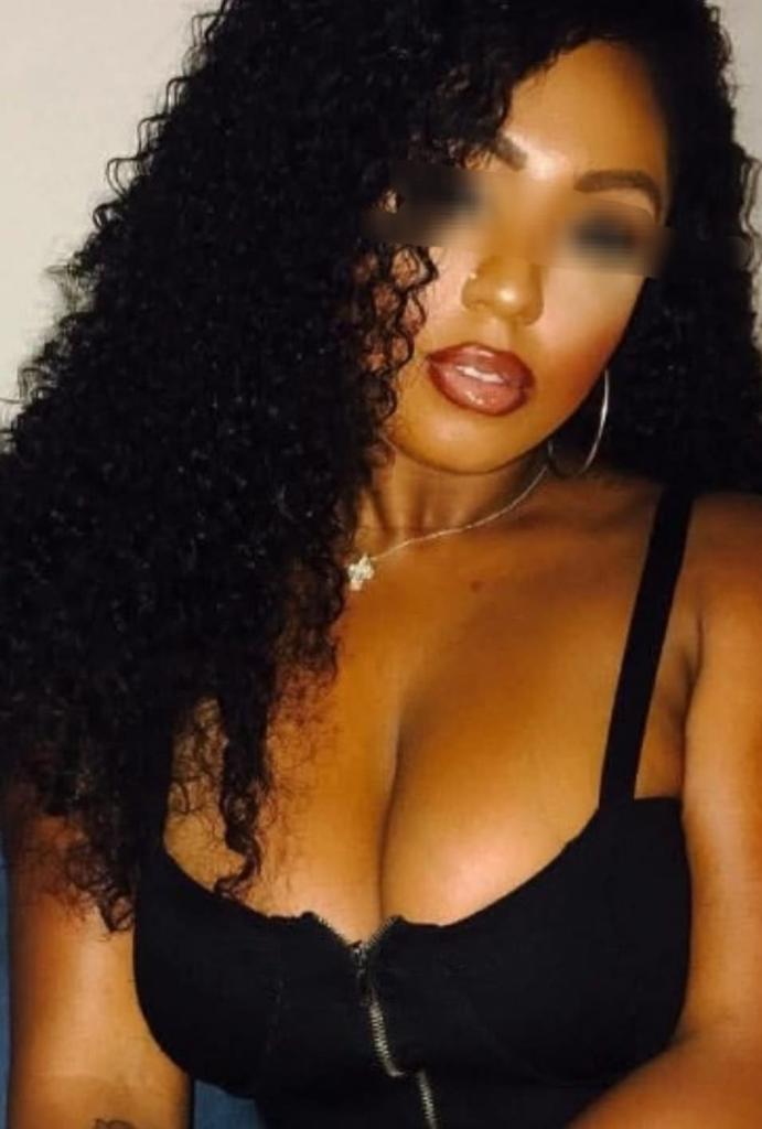 613495761: Chica busca chico en Sevilla