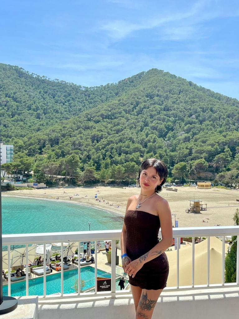 607264945: Chica busca chico en Ibiza