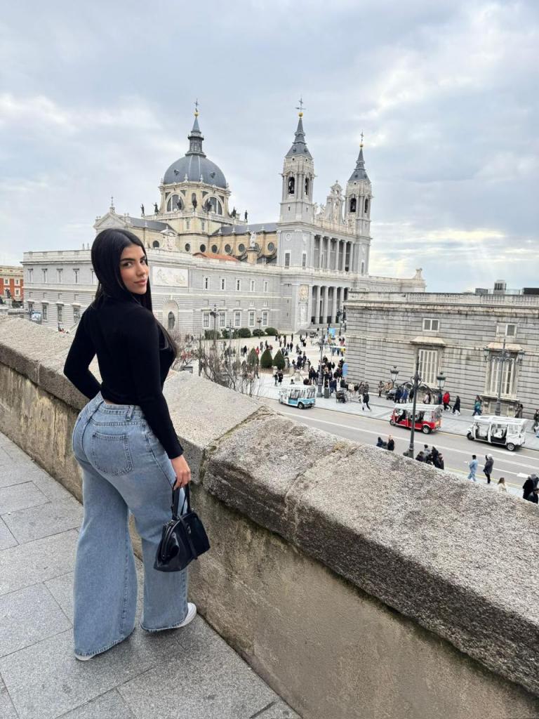 613479330: Chica busca chico en La Coruña