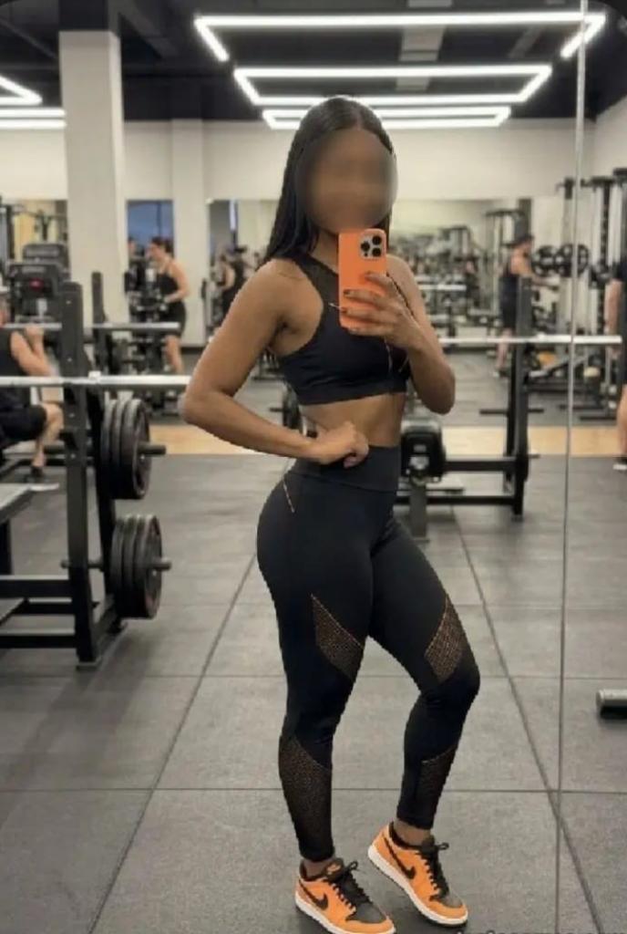 743036464: Chica busca chico en Málaga
