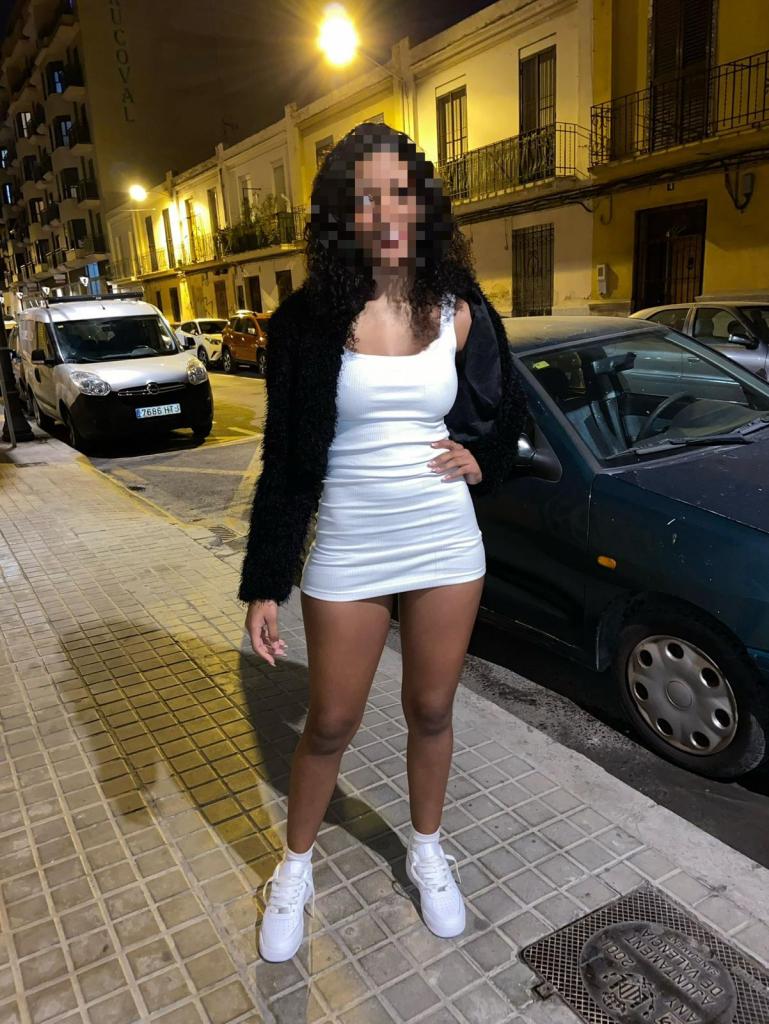 660106231: Chica busca chico en Gerona