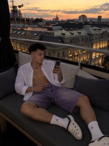 647753381: Chico busca chica en Barcelona