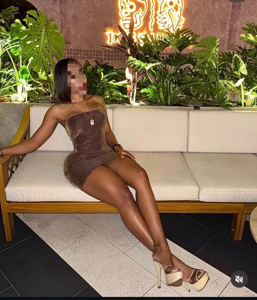 605877477: Chica busca chico en Sevilla