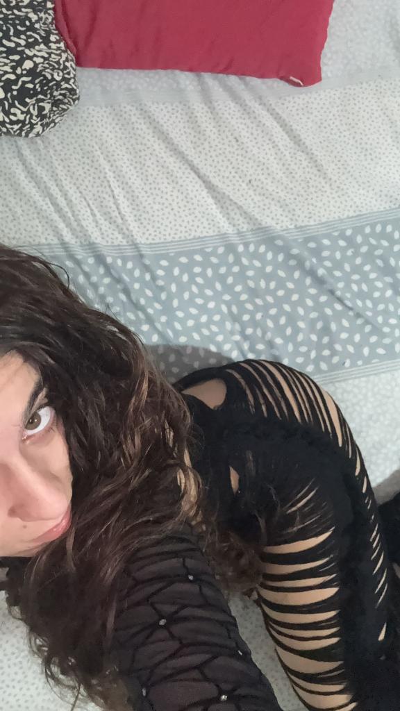667754825: Chica busca chico en Sevilla